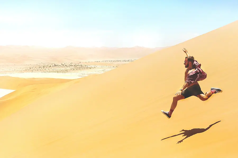 Un hombre corre por las dunas de Sossusvlei, en Namibia.