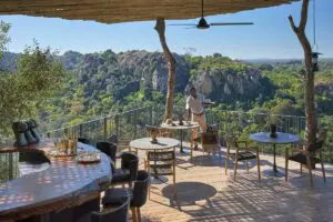 La mejor forma de disfrutar del almuerzo es en la terraza del Singita Pamushana.