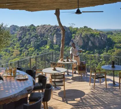La mejor forma de disfrutar del almuerzo es en la terraza del Singita Pamushana.