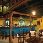 Disfrute de un refrescante cóctel antes de la cena mientras contempla una impresionante puesta de sol.