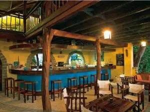 Disfrute de un refrescante cóctel antes de la cena mientras contempla una impresionante puesta de sol.