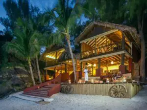El restaurante Tsarabanjina prepara y sirve deliciosa cocina malgache en un ambiente agradable y relajado en una playa privada. 