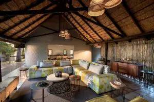 KhwaiBushCamp-Interior-Salón