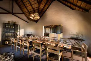 KhwaiBushCamp-Interior-Almuerzo