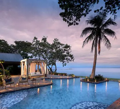Lo mejor de Bumi Hill es su refrescante piscina infinita, que se funde sin límites con el horizonte.