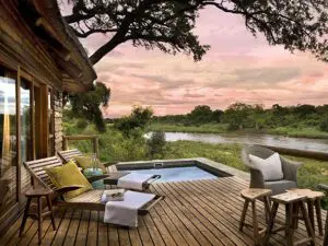 Las tardes calurosas atraerán a la fauna al río: obsérvela desde la comodidad de su terraza privada.