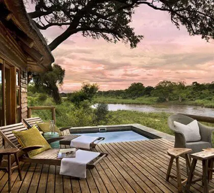 Las tardes calurosas atraerán a la fauna al río: obsérvela desde la comodidad de su terraza privada.