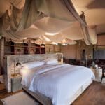 La decoración evoca la época clásica de los safaris, con bellos acabados y la mejor ropa de cama.