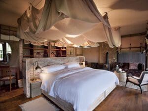La decoración evoca la época clásica de los safaris, con bellos acabados y la mejor ropa de cama.