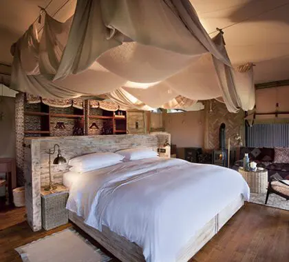 La decoración evoca la época clásica de los safaris, con bellos acabados y la mejor ropa de cama.