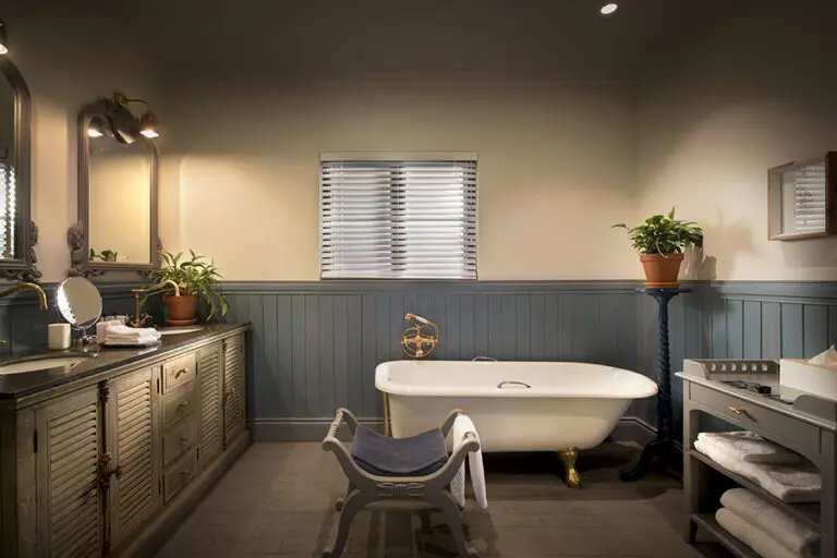 En suite bathroom.