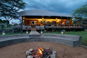 lemala-nanyuckie-salón principal-con-chimenea-exterior