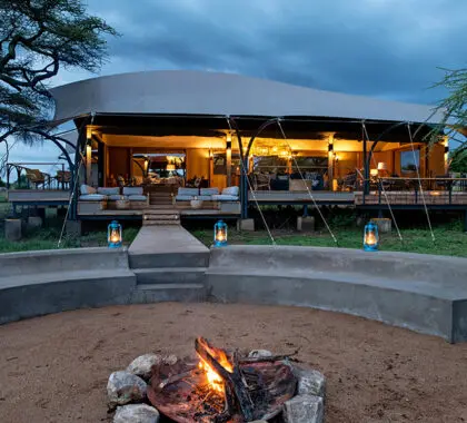 lemala-nanyuckie-main-lounge-with-outside-fire-place