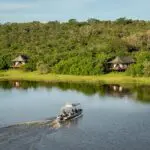 Un campamento de tiendas a orillas del lago Rwanyakazinga.