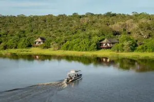Un campamento de tiendas a orillas del lago Rwanyakazinga.
