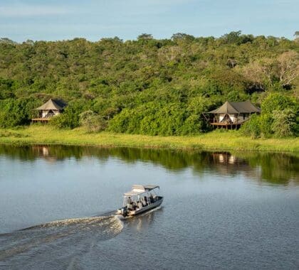 Un campamento de tiendas a orillas del lago Rwanyakazinga.