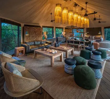 Salón principal del campamento Magashi.