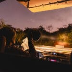 Como el campamento se encuentra en una concesión privada dentro del parque, podrá disfrutar de safaris nocturnos.