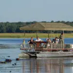 Una familia disfruta de un safari en barco. 