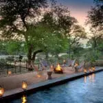 Una piscina rodeada de farolillos en Lion Sands. 