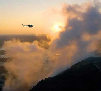 Disfrute de la vista de las cataratas desde un helicóptero.