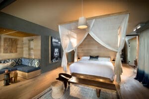 Luxurious accommodation close to the Falls. 