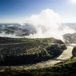 El puente de las cataratas Victoria une Zambia y Zimbabue. 