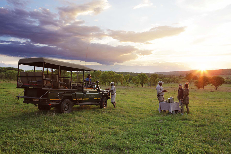 Enjoy refreshments during your evening game drive. 