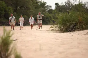 Un safari a pie en el Ngala Tented Camp. 