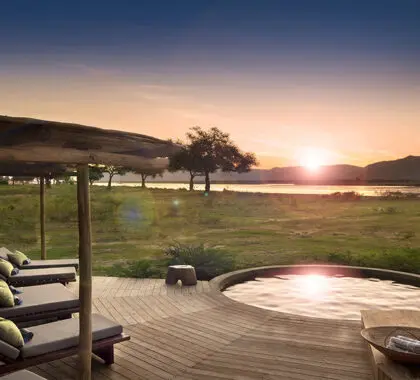 La puesta de sol desde la piscina principal.