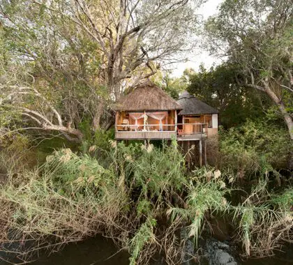 El Chundukwa River Lodge está situado a orillas del río Zambeze.