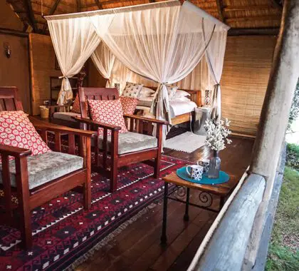 Las suites Kingfisher de Chundukwa tienen grandes ventanales con persianas de bambú.