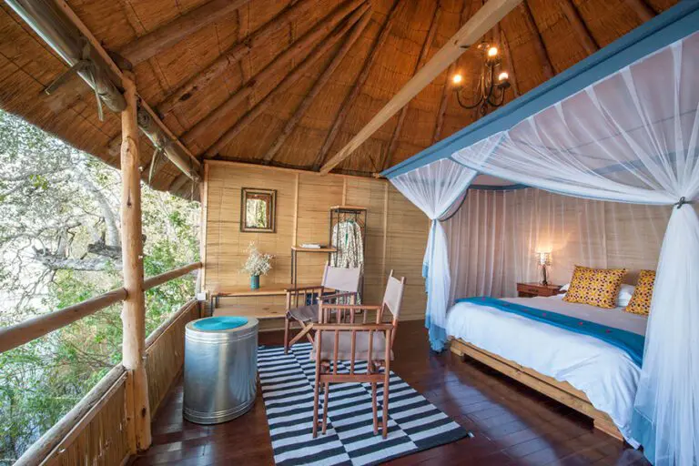 ChundukwaRiverLodge-Interior-LuxuryRoom