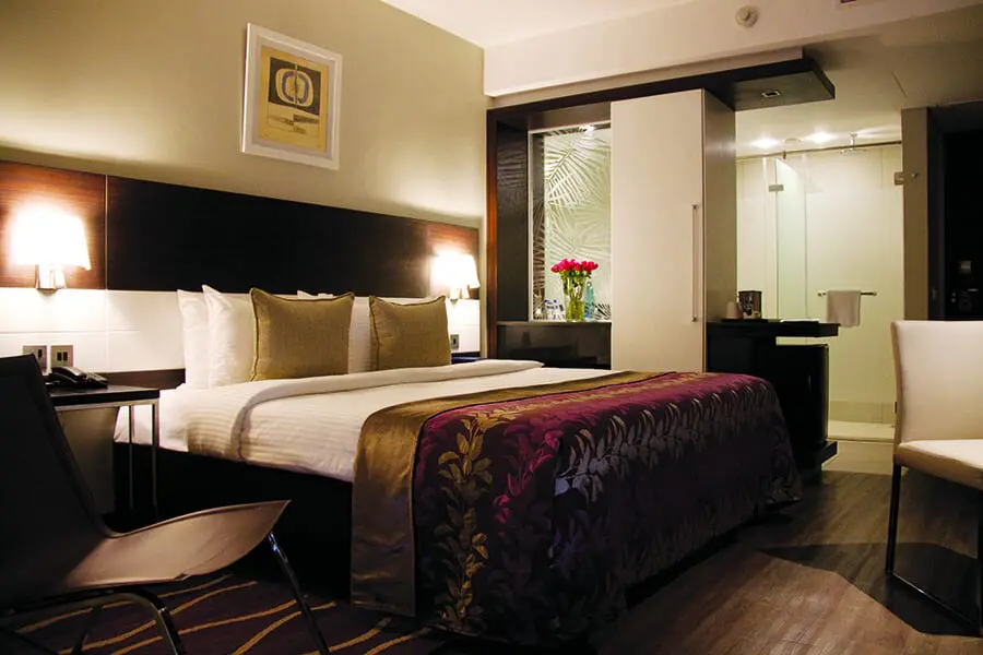 Su suite en el Hotel Eka.