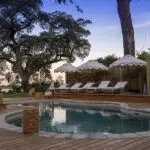 Relax at the swimming pool. 