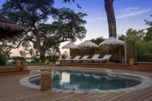 Relax at the swimming pool. 