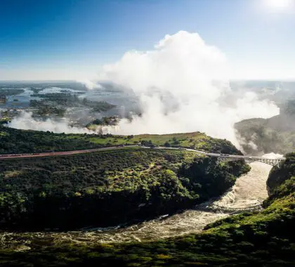 Explore las cataratas Victoria, el humo que truena.