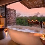 Romántico baño a la luz de las velas.