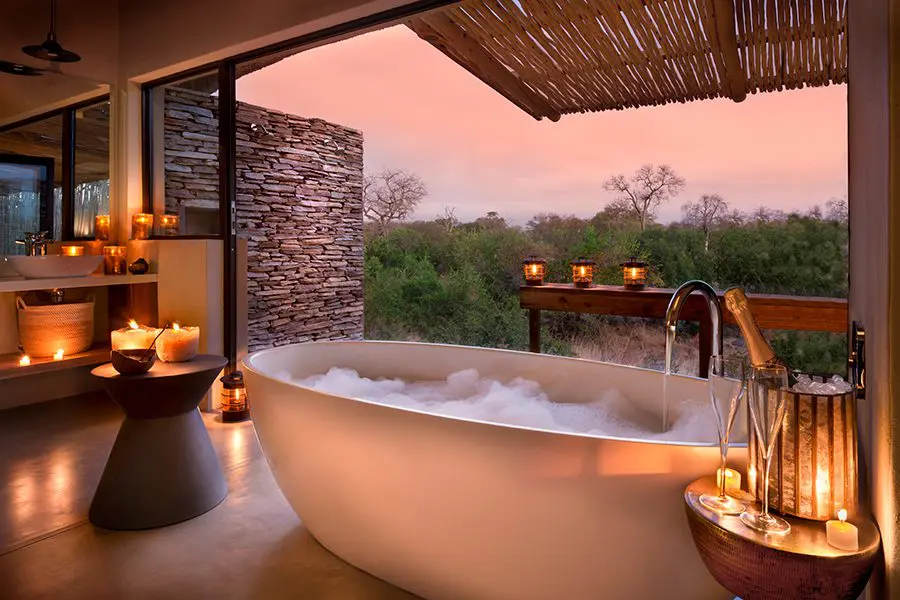 Romántico baño a la luz de las velas.