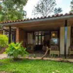 Entorno tranquilo en exuberantes jardines tropicales.