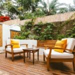 Saboree cafés recién hechos en su patio privado.