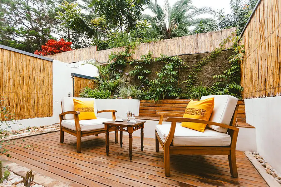Saboree cafés recién hechos en su patio privado.