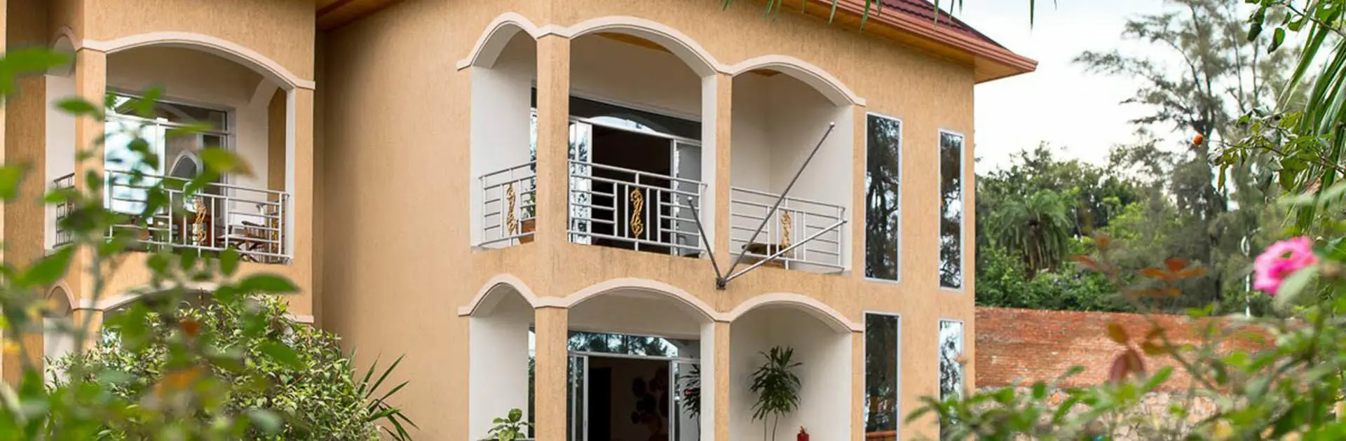 banner-Villa-Enrance-from-Parking