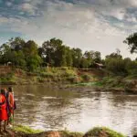 Campamento a orillas del río.