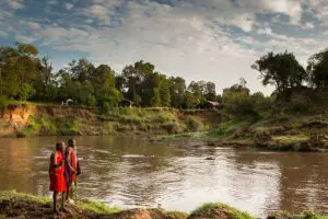 Campamento a orillas del río.