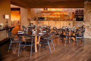 Sala de jantar e bar.