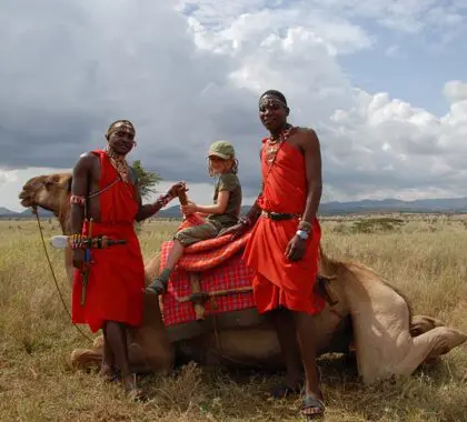Aventuras de senderismo en camello con los masai locales.