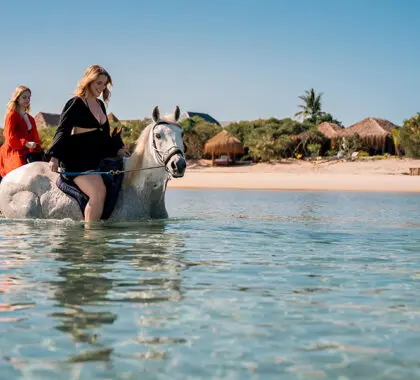 Explore su lado aventurero con una amplia gama de actividades en Azura Benguerra.