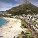 Vista aérea de Camps Bay en Ciudad del Cabo.