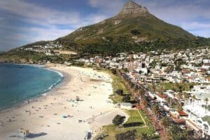 Vista aérea de Camps Bay en Ciudad del Cabo.